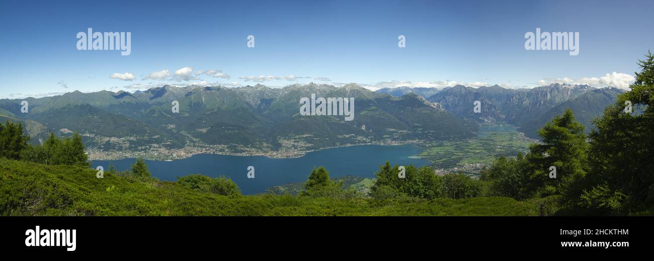 Europa, Italien, Lombardei, Provinz Lecco, Holzbank auf dem Gipfel des Monte Legnoncino mit Blick auf den Comer See. Stockfoto