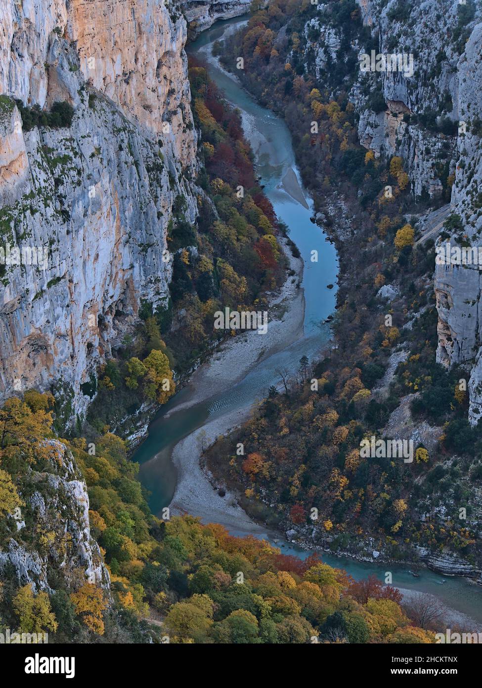 Wunderschöne Aussicht auf die majestätische Schlucht Verdon Gorge (Gorges du Verdon) mit Fluss zwischen steilen Kalkfelsen in der Provence, Frankreich. Stockfoto