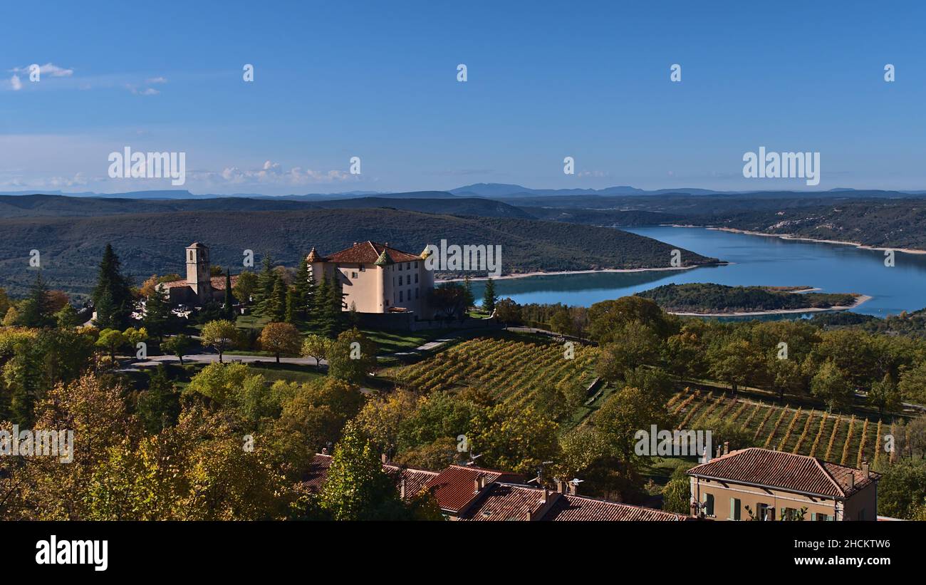 Schöne Aussicht auf das kleine Dorf Aiguines, am westlichen Rand der Verdon-Schlucht in der Provence, Frankreich, an sonnigen Tag im Herbst mit Weinbergen. Stockfoto