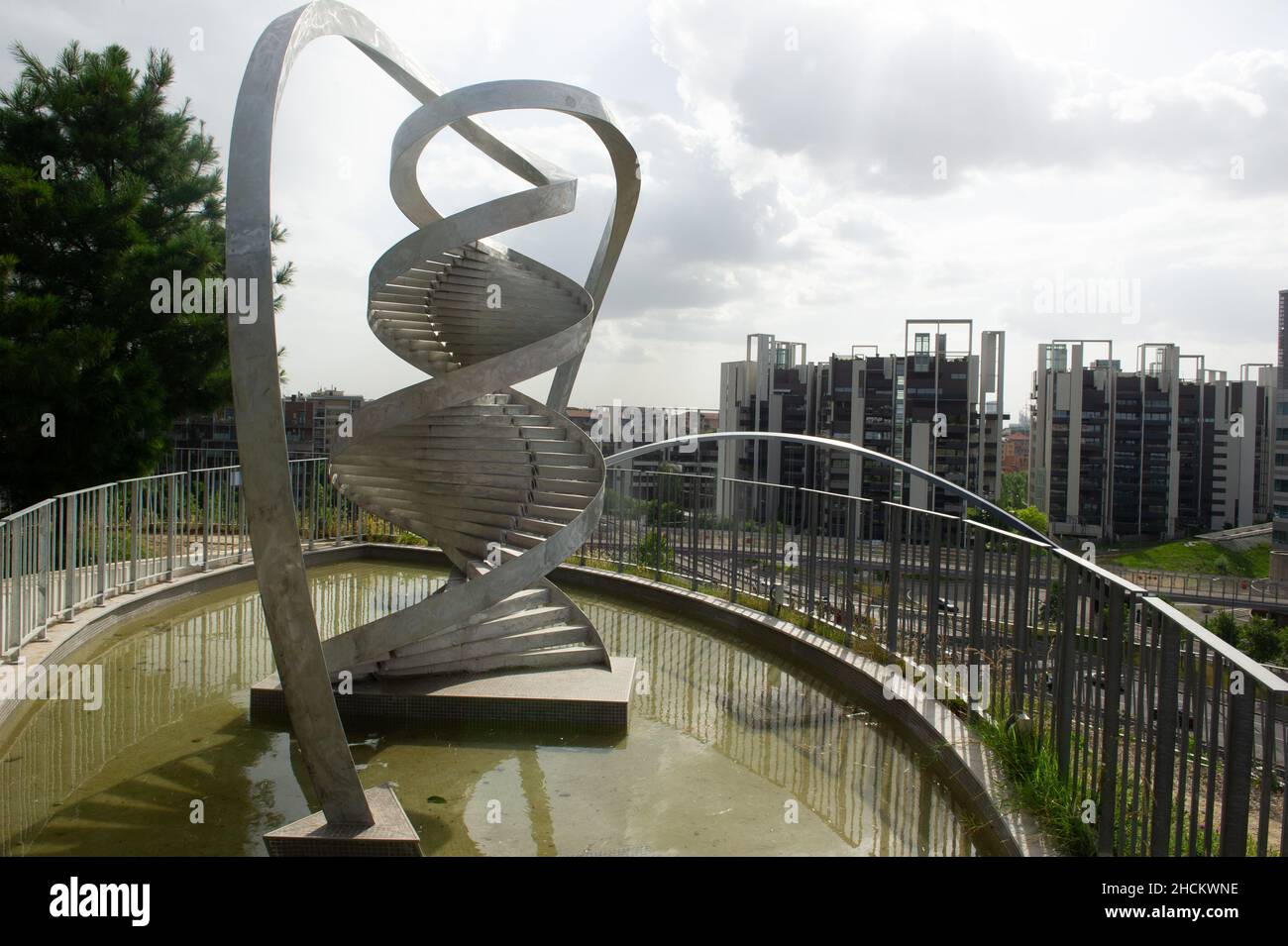 Europa, Italia, Lombardia, Milano, quartiere Portello, Parco Industria Alfa Romeo. Monumento DNA (di Charles Jenks) in cima alla collinetta del parco Stockfoto