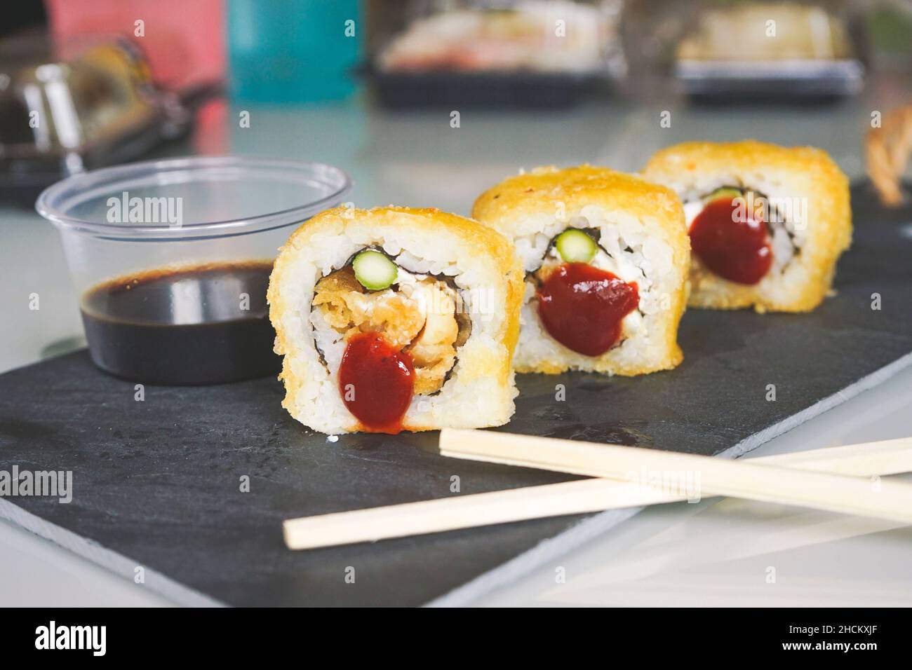 Fushion-Gerichte mit gekochtem und heißem Hühnersuhi Stockfoto