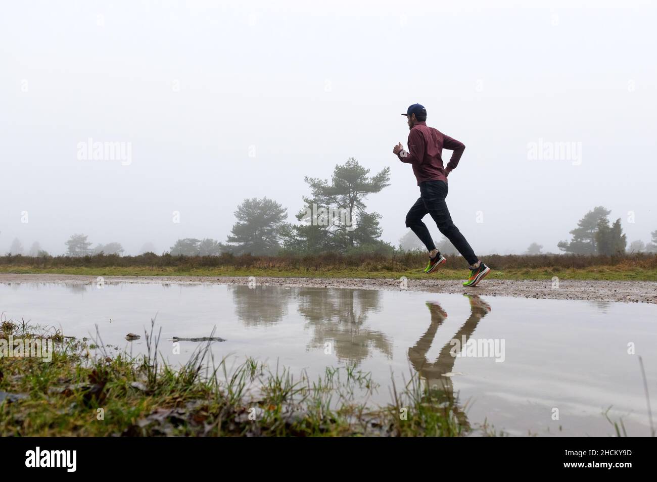 Hanstedt, Deutschland. 29th Dez 2021. Athlet Lars Wichert joggt zum Training in der Lüneburger Heide. Er kam, sah und gewann: Lars Wichert ist große Erfolge gewöhnt. Dass der Ex-Ruderweltmeister bei seiner Ironman-Premiere in Hamburg gewonnen hat, hat aber nicht nur ihn überrascht. Er ist für die Weltmeisterschaft in Hawaii qualifiziert. Jetzt hat er eine berufliche Karriere im Visier. Quelle: Jonas Walzberg/dpa/Alamy Live News Stockfoto