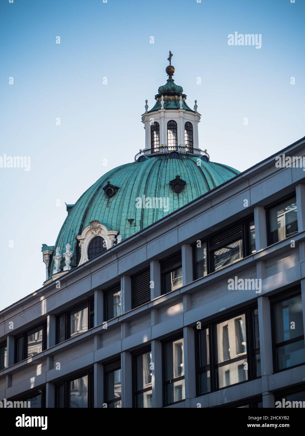 Wien, Österreich - September 25 2021: Wien Museum und Dom der Karlskirche oder Karlskirche Stockfoto