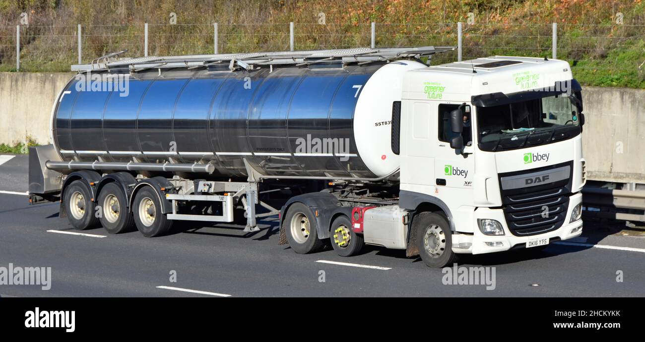 Abbey DAF lkw-Fahrer fährt weißen LKW für Logistik Bulk Pulver & Liquid Transport Business Shiny Knickarmtanker Anhänger UK Autobahn Straße Stockfoto