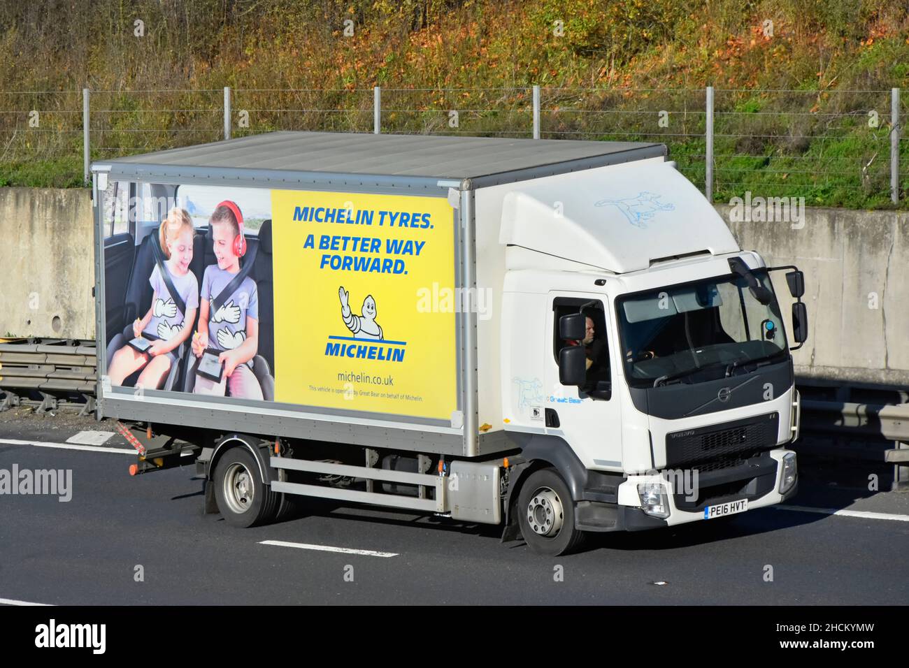 Seitenansicht der starren Michelin-Karosseriereifen Business Delivery LKW Grafik Werbung Firmenmarke Logo & Kindersicherung Sicherheitsgurt UK Road Stockfoto