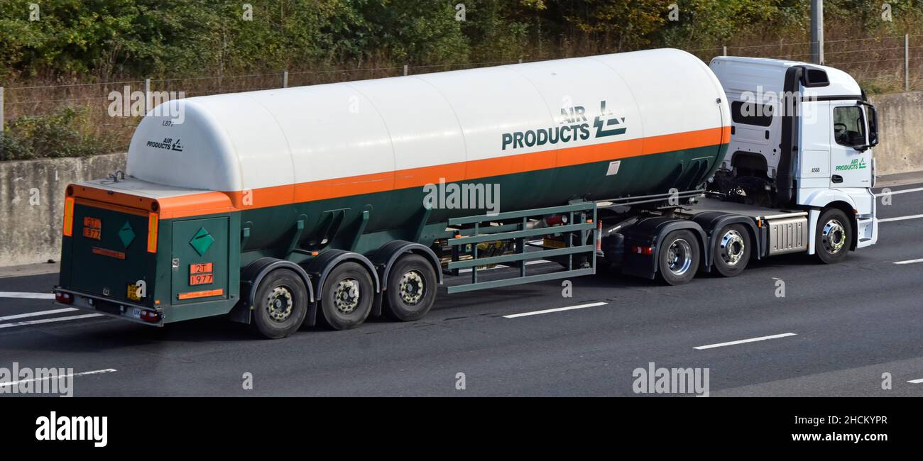 Air Products Tankwagen und lkw-LKW-LKW fahren entlang der englischen Autobahn ein amerikanisches Unternehmen, das Gase und Chemikalien für den industriellen Einsatz in Großbritannien verkauft Stockfoto