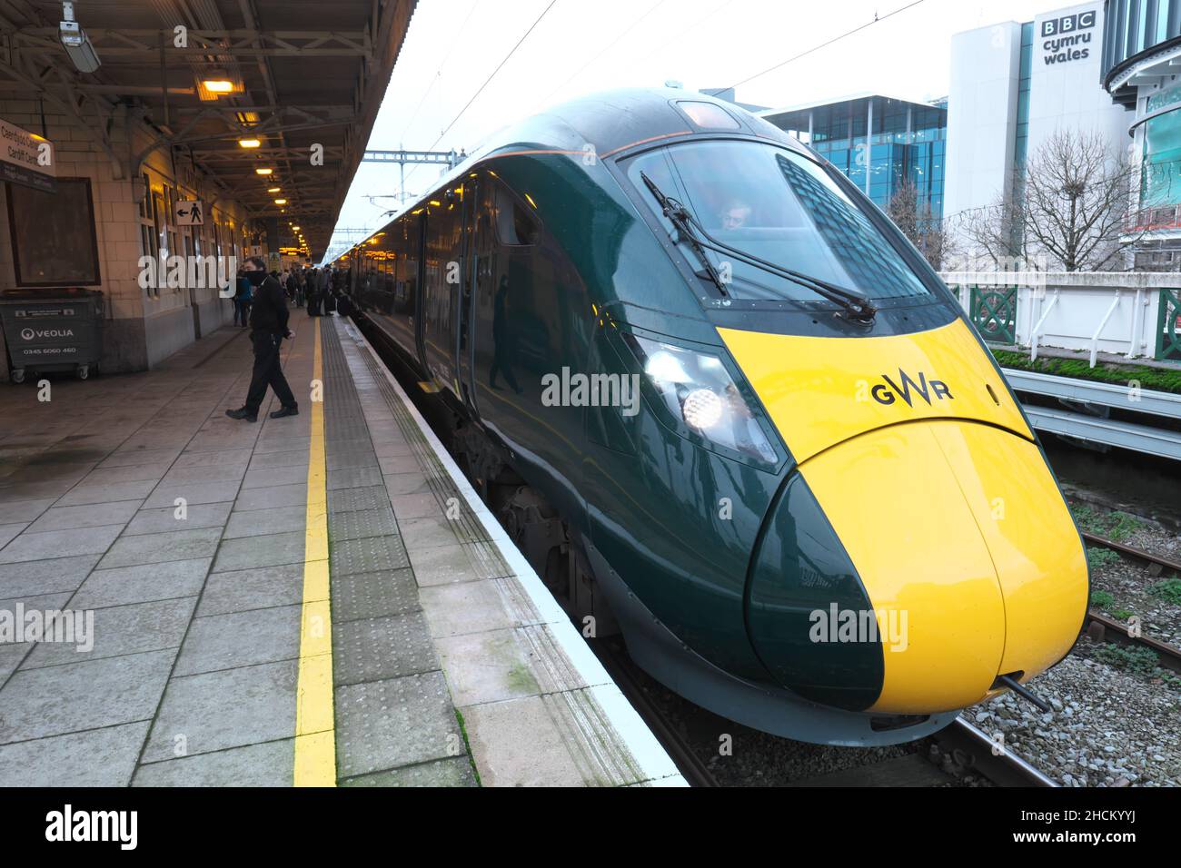 GWR fährt im Dezember 2021 Inter City Zug der Klasse 800 in Cardiff Wales Stockfoto