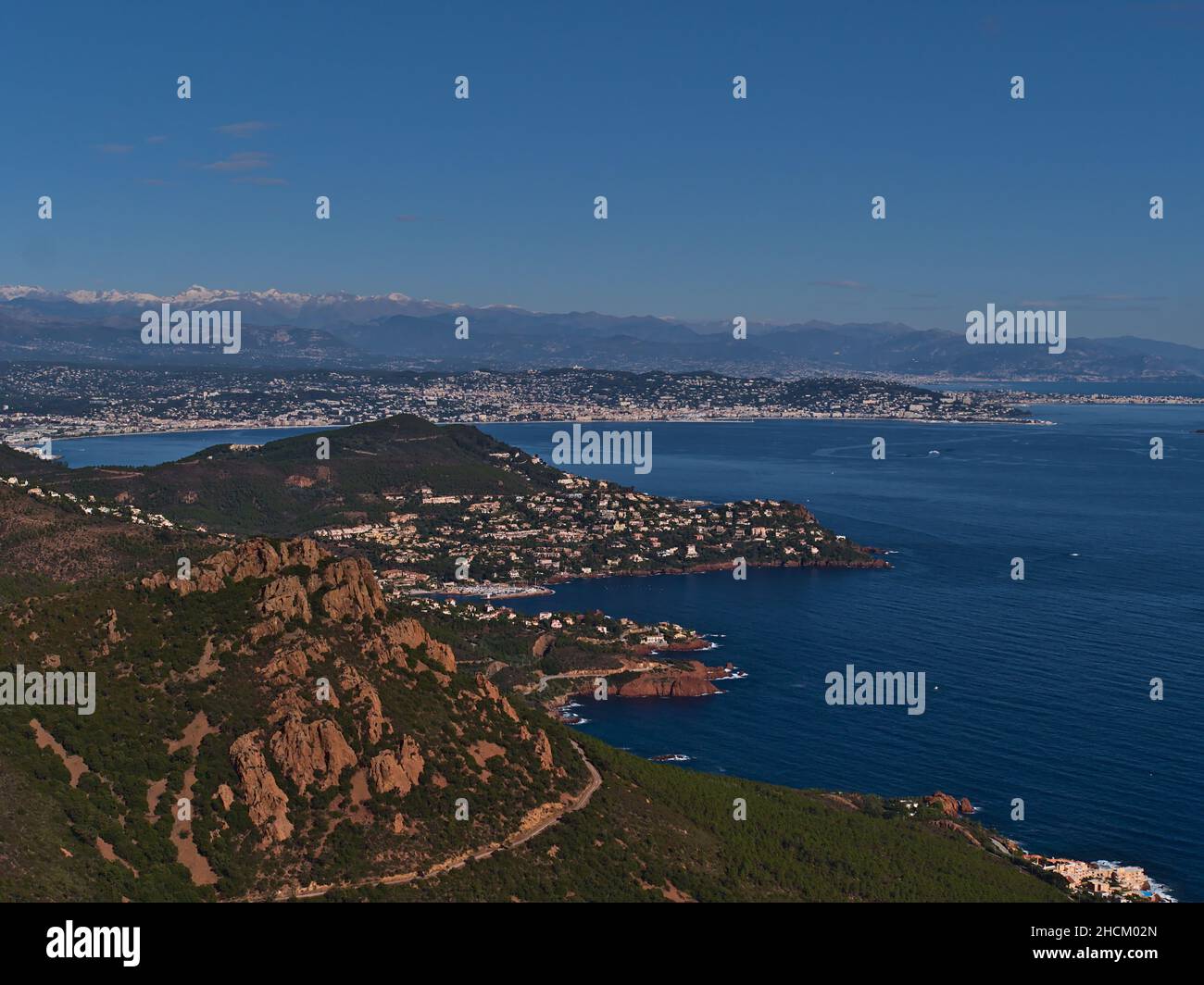 Schöne Luftpanoramabsicht der französischen Riviera vom Cap Roux (Estrel-Gebirge) in der Nähe von Saint-Raphael, Frankreich mit Golf von Napoule. Stockfoto