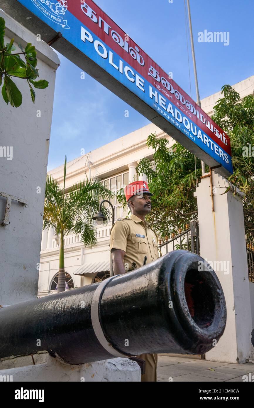 Indischer Polizist auf der Pondicherry Polizeistation. Stockfoto