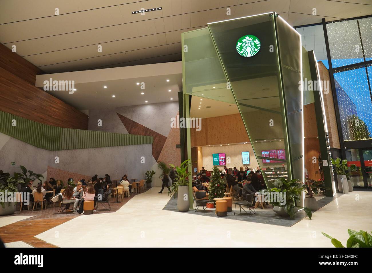 San Sebastian, Gipuzkoa, Baskenland: November 2021: Außenansicht des neuen Starbucks Coffee-Stores Stockfoto