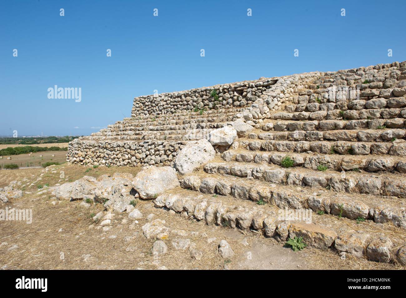 Europa, Italien, Prähistorischer Altar Monte d'Accoddi, ist ein Megalithdenkmal, das 1954 in Sassari, Sardinien, entdeckt wurde. Ruinen der alten Stufenpyramide und Stockfoto