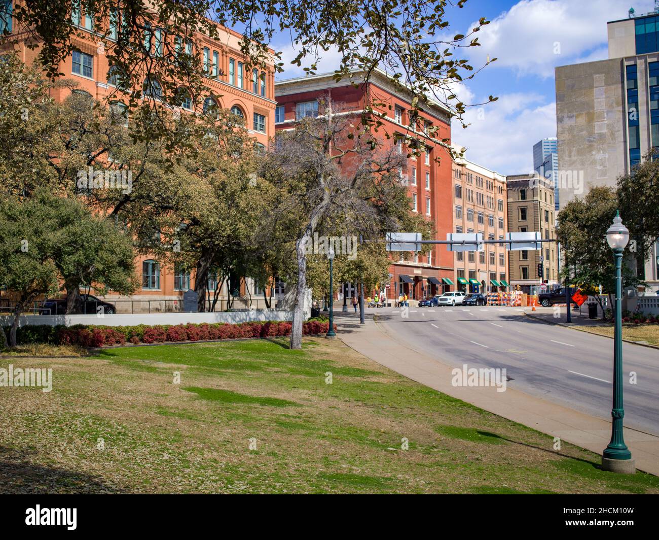 Dealey Plaza, mit grasbewachsenem Hügel und Texas Schoolbook Depository, dem Ort der Tötung des US-Präsidenten John F. Kennedy Stockfoto