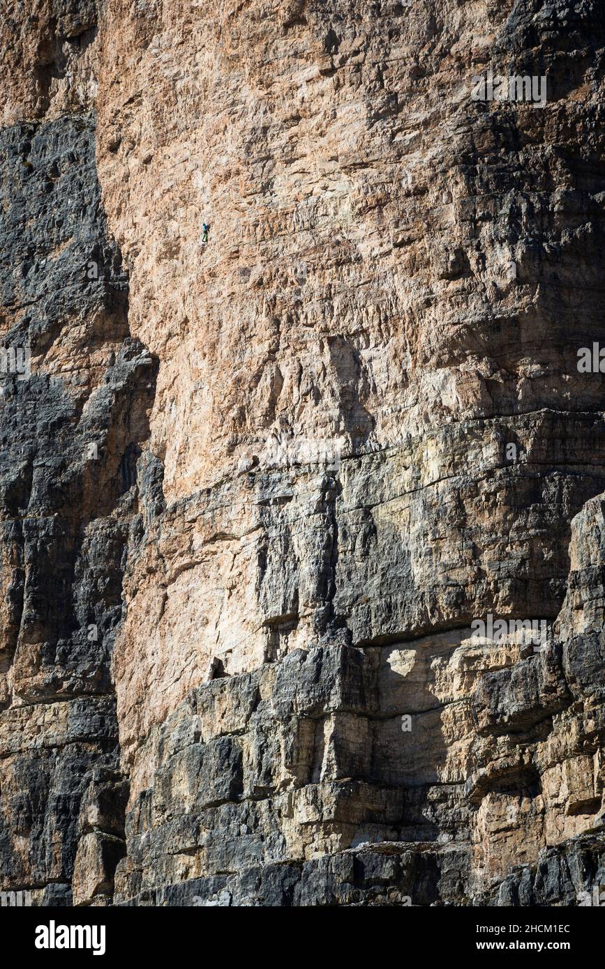 Ein Bergsteiger in den Felsvorsprüngen an der Südwand des Preußischen Turms auf den drei Zinnen, Sextener Dolomiten, Belluno, Südtirol, Italien Stockfoto