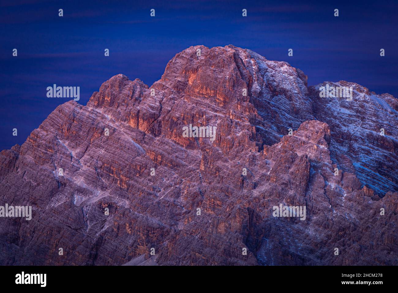 Der Gipfel des Monte Cristallo in den Dolomiten leuchtet in der Dämmerung Südtirol, Italien Stockfoto