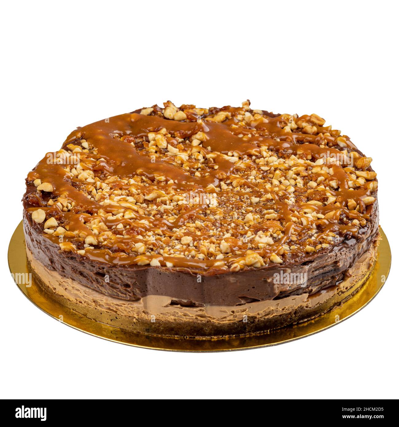 Double Chocolate Mousse Kuchen mit Karamell Belag und Nuss Dekoration auf weißem Hintergrund Stockfoto