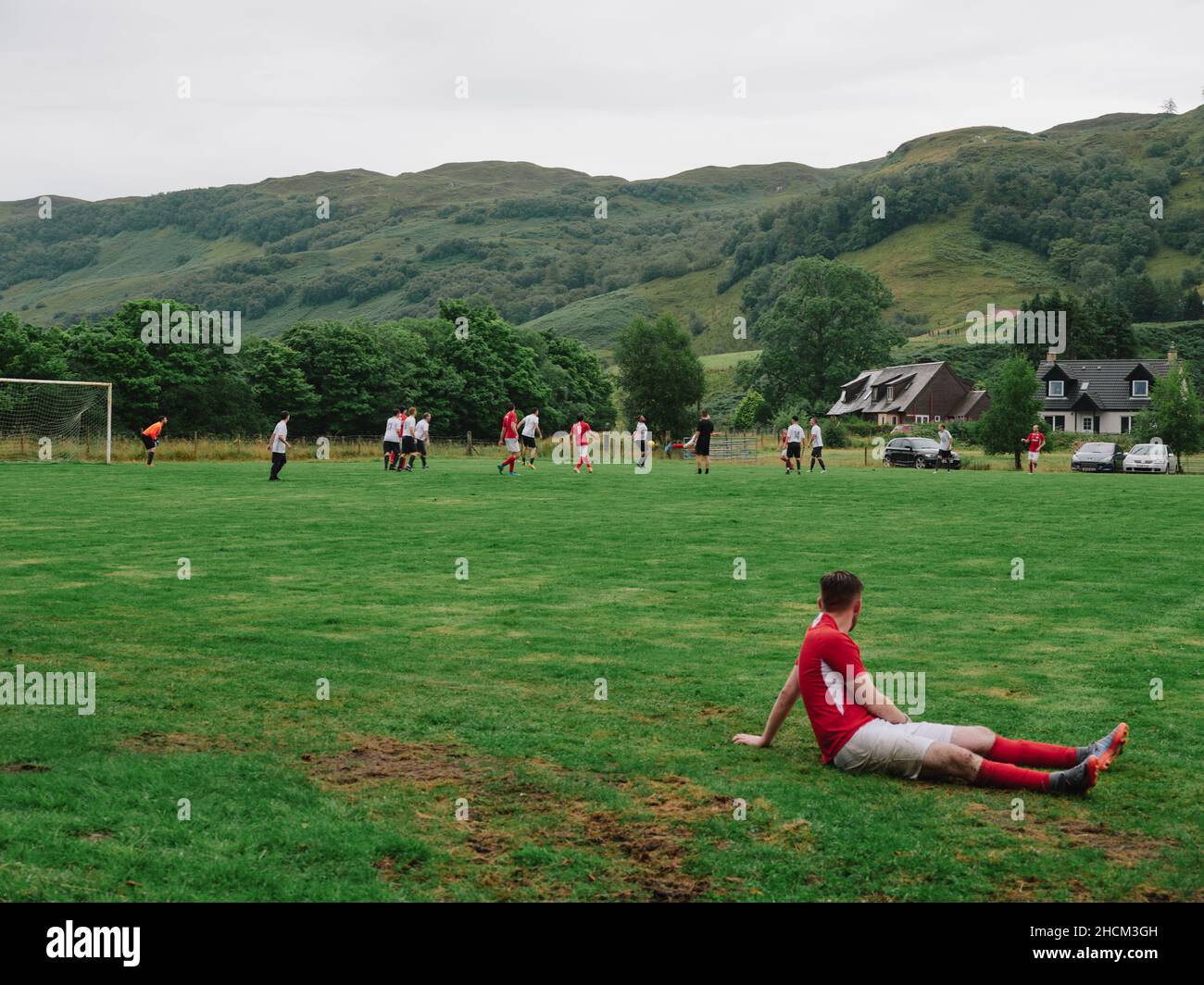 Ein Fußballspiel im Dorf West Highlands am Samstag auf dem Glenelg AFC Rural Scotland UK - ein Amateurfußballfeld ohne Liga Stockfoto