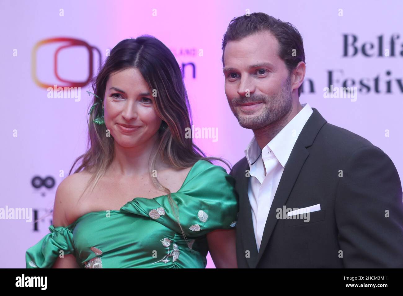 Datei-Foto vom 04/11/21 von Jamie Dornan mit seiner Frau Amelia Warner, als sie an der irischen Premiere des Films Belfast in der Waterfront Hall, Belfast, anlässlich der Eröffnungsnacht des Belfast Film Festival teilnehmen. Die nordirische Film- und TV-Branche entwickelt sich immer weiter, und Netflix und Paramount gehören zu den neuesten US-Studios, die Projekte in die Region bringen. Ausgabedatum: Donnerstag, 30. Dezember 2021. Stockfoto