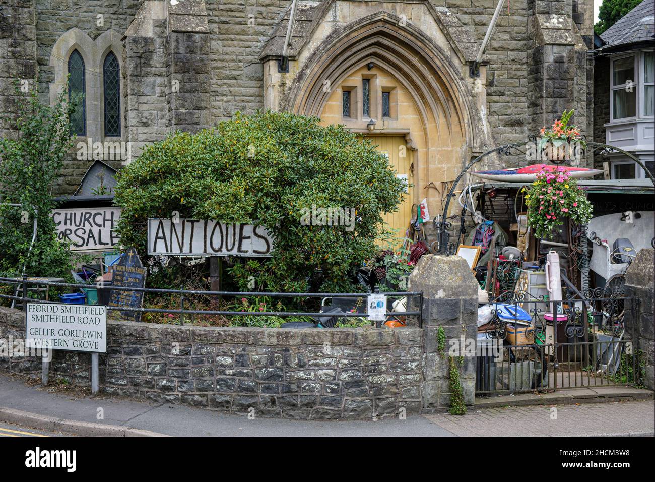 Antiquitätengeschäft „I am Curious Yellow“, ehemalige Memorial Baptist Church, Smithfield Road, Builth Wells, Powys, Wales Stockfoto