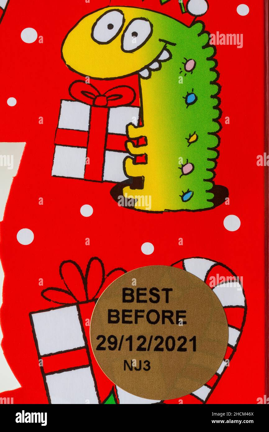 Best Before Date Label auf Festive Elf Colin The Caterpillar Cake von M&S Stockfoto