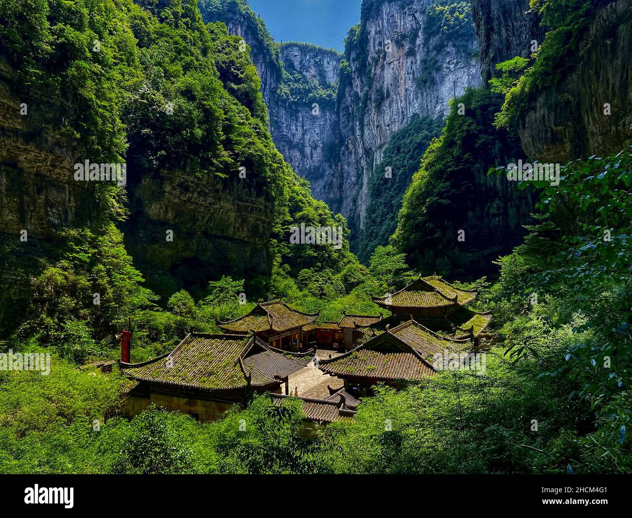 Schöne Aussicht auf Felsen Natur und Häuser von Wulong District Stockfoto