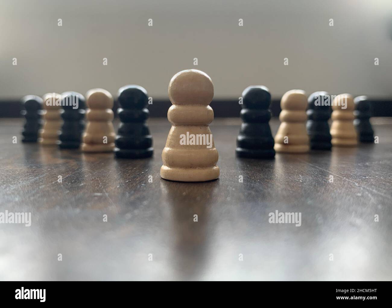 Folgen Sie dem Anführer-Konzept mit Schachfiguren-Follower-Hintergrund. Stockfoto