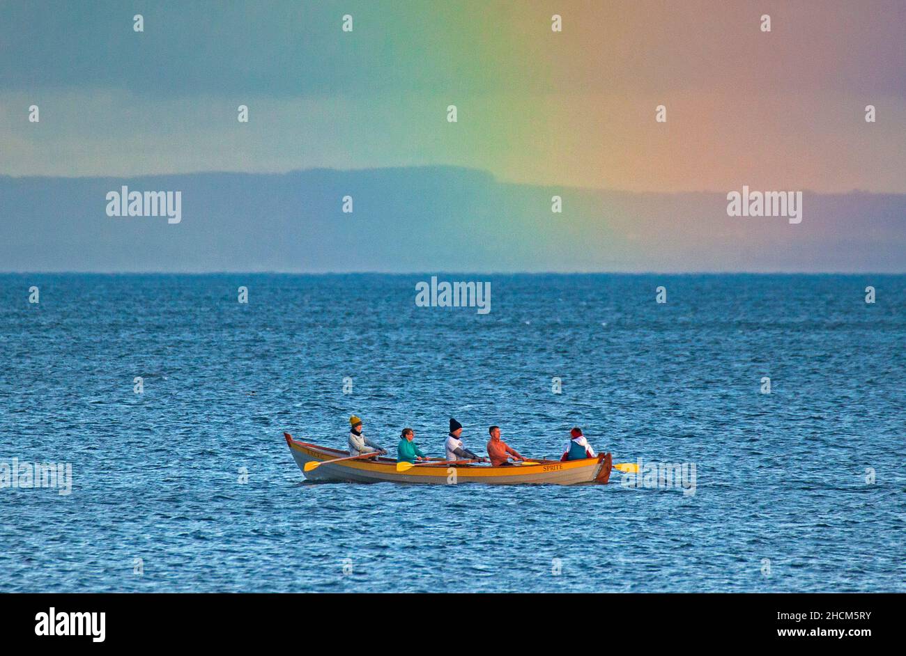 Firth of Forth, Portobello, Edinburgh, Schottland, Großbritannien. 30 Dezember Wetter: Regenbogen für Eastern Amateur Rowing Club Crew auf dem Sprite, draußen für die morgendliche Übung an einem milden Morgen mit einer Temperatur von etwas mehr als 11 Grad. Quelle: Archwhite Stockfoto