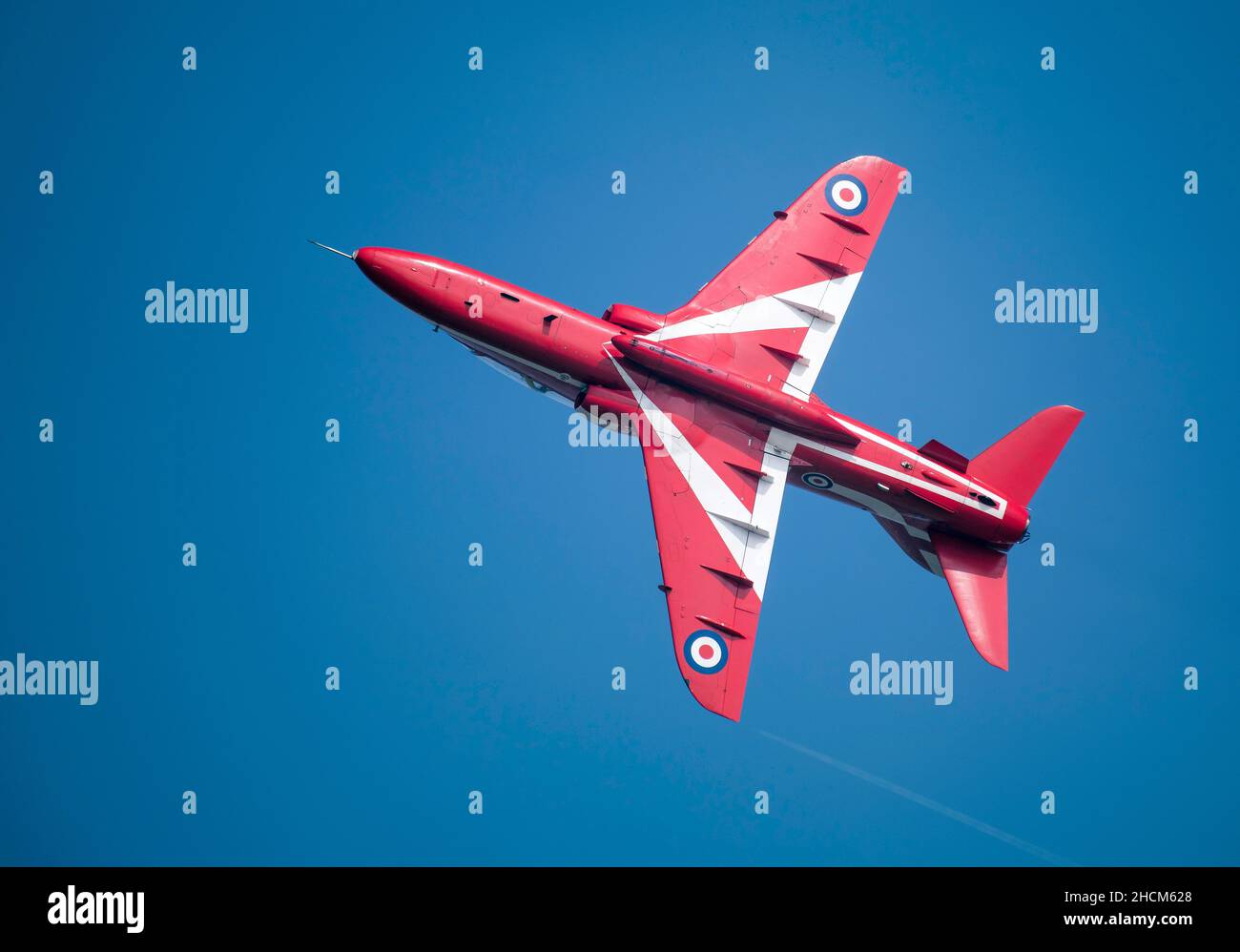 Red Arrow am blauen Himmel bei der Bournemouth Air Show Stockfoto