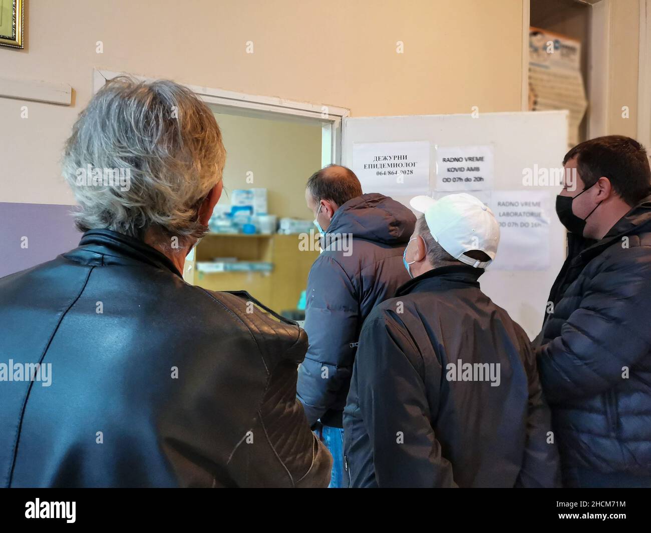 Eine Gruppe von Menschen mit ihren Masken wartet auf den Coronavirus-Test in Innenräumen im Velika-Plan, Serbien Stockfoto
