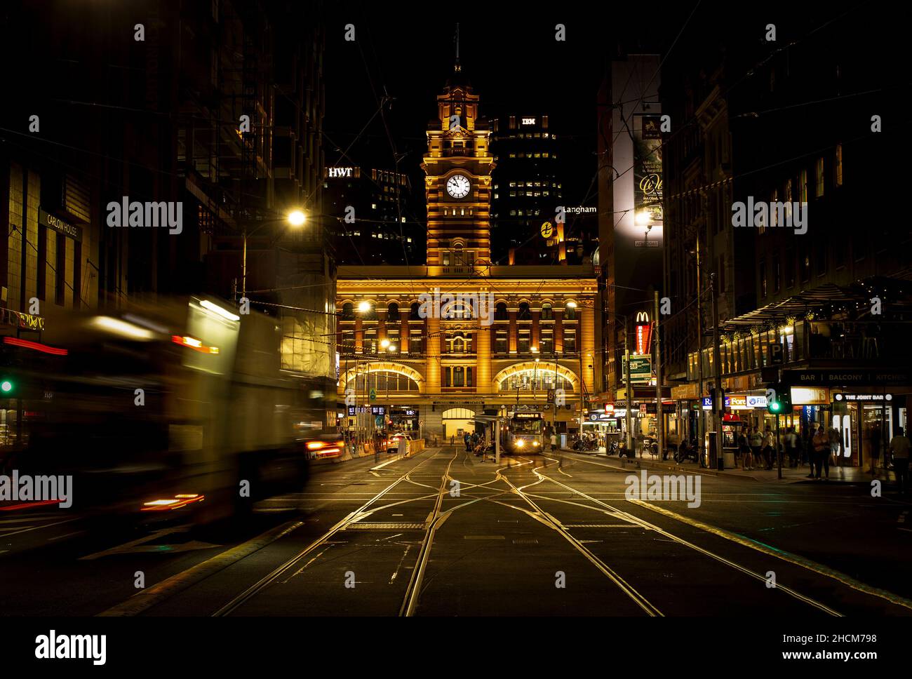 Blick auf die Flinders Street Station am Abend in Melbourne, Australien Stockfoto