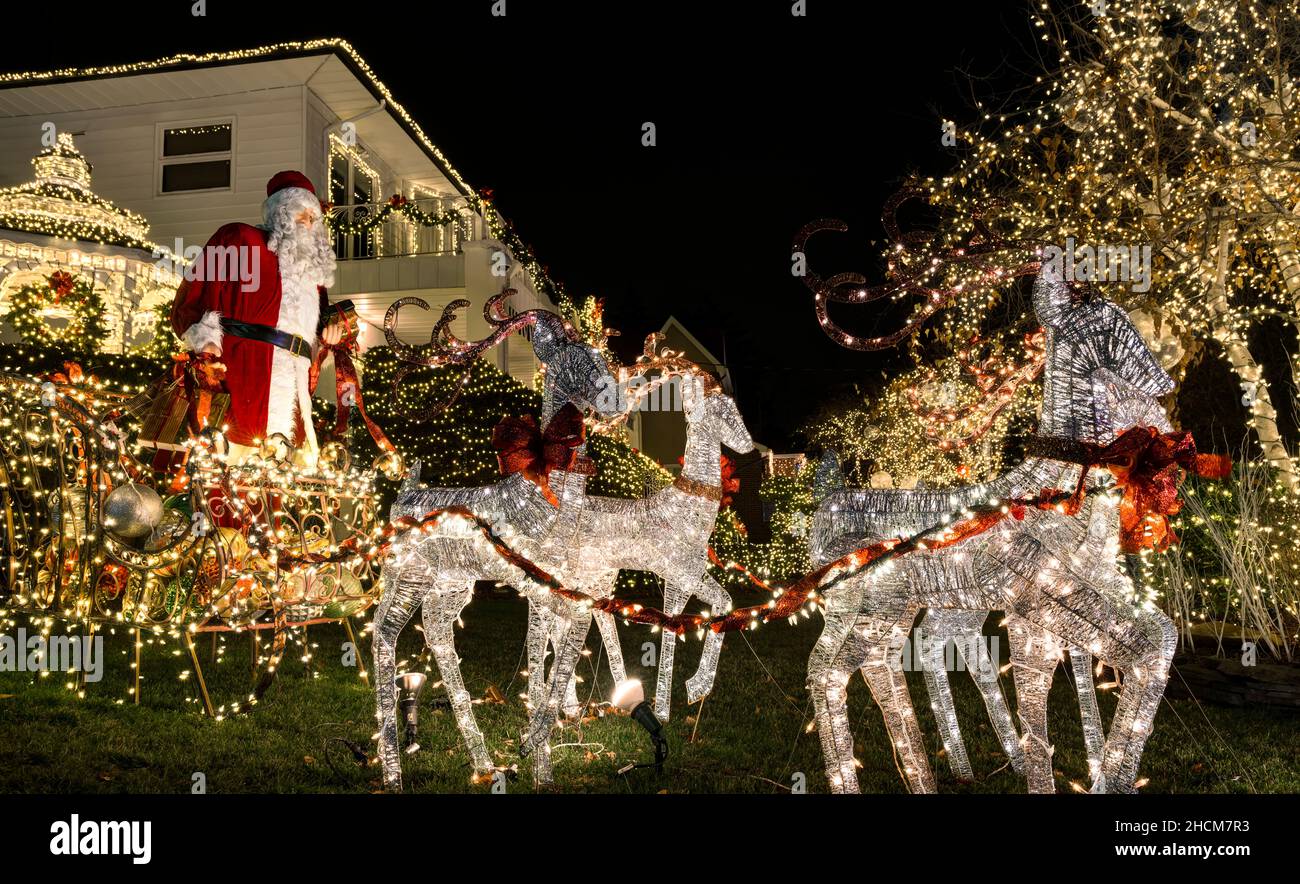 Weihnachtsdekorationen im Dyker Heights - einem Viertel in Brooklyn, das für seine extravaganten Ausstellungen zu Weihnachten bekannt ist. New York, USA Stockfoto