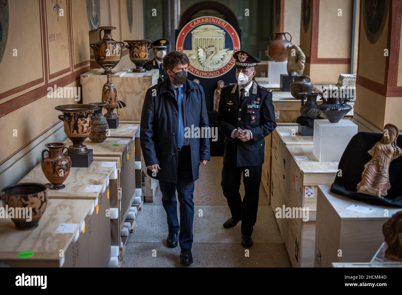 Rom, Italien. 30th Dez 2021. Der italienische Kulturminister Dario Franceschini (L) und Roberto Riccardi von der italienischen Gendarmerie Carabinieri sehen sich während einer Pressekonferenz ausgestellte Vasen an. Die italienische Polizei hat rund 200 Kunstschätze im Wert von schätzungsweise zehn Millionen Euro (11,32 Millionen US-Dollar) geborgen. Quelle: Oliver Weiken/dpa/Alamy Live News Stockfoto