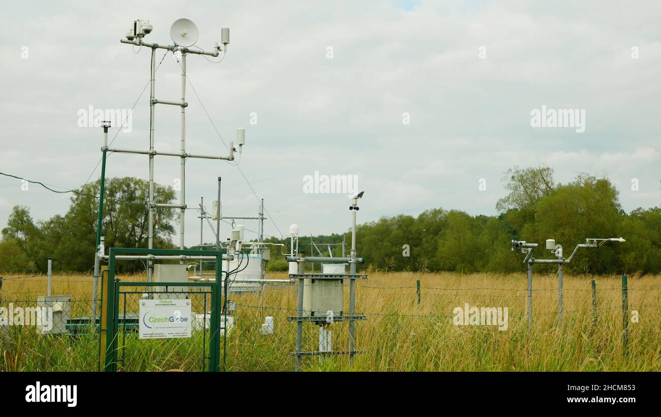 Forschungsstation zur Untersuchung von Feuchtgebieten Wiesen Ökosystem Wettermeteorologie Station Sumpf mit Weiden, Kreislauf- und Kohlenstofffluss, Wirbelkovarianz Stockfoto