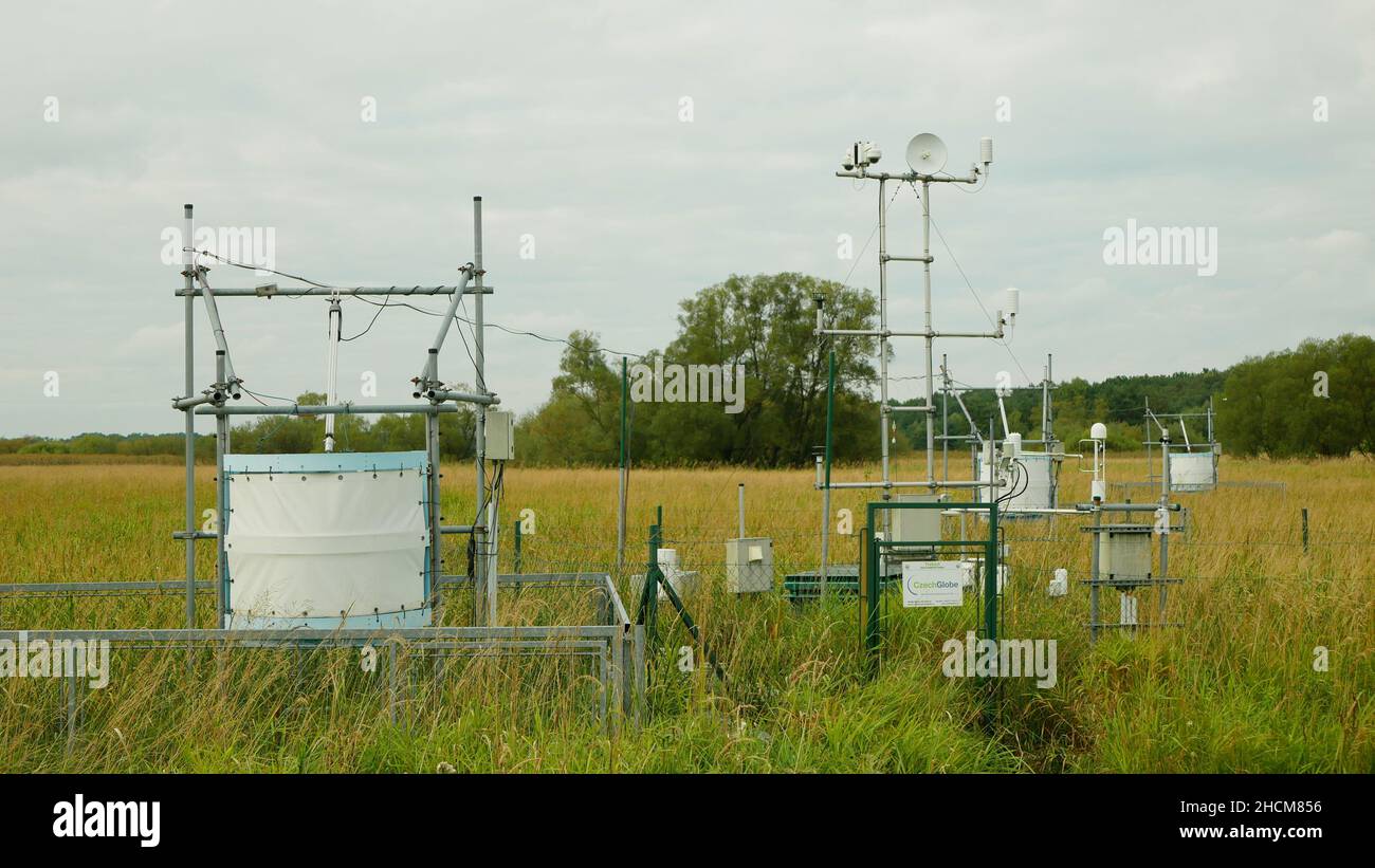 Forschungsstation zur Untersuchung von Feuchtgebieten Wiesen Ökosystem Wettermeteorologie Station Sumpf mit Weiden, Kreislauf- und Kohlenstofffluss, Wirbelkovarianz Stockfoto