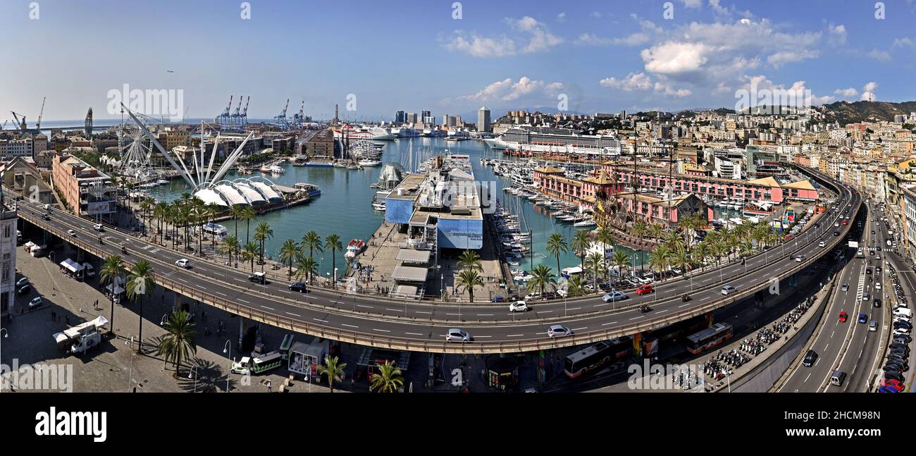 Panoramablick auf den Hafen von Genua. Genua oder Genua ist die Hauptstadt der Region Ligurien in Italien, Italienisch Stockfoto