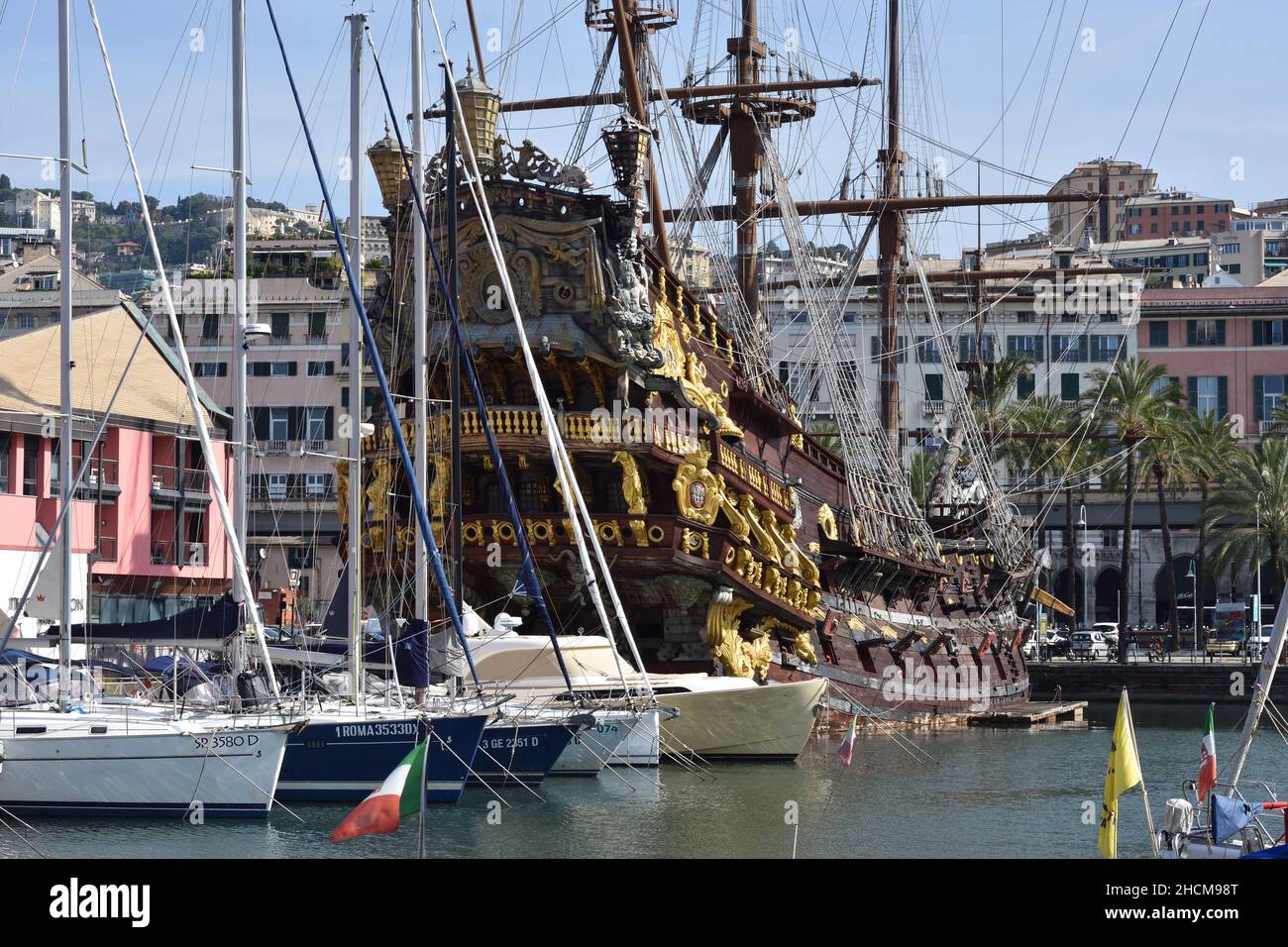 Das Schiff der Liniengalleonsegler namens Neptune dockte im antiken Hafen von Genua an. Roman Polanski Film Pirate, Genua, Italien, italienisch, Stockfoto
