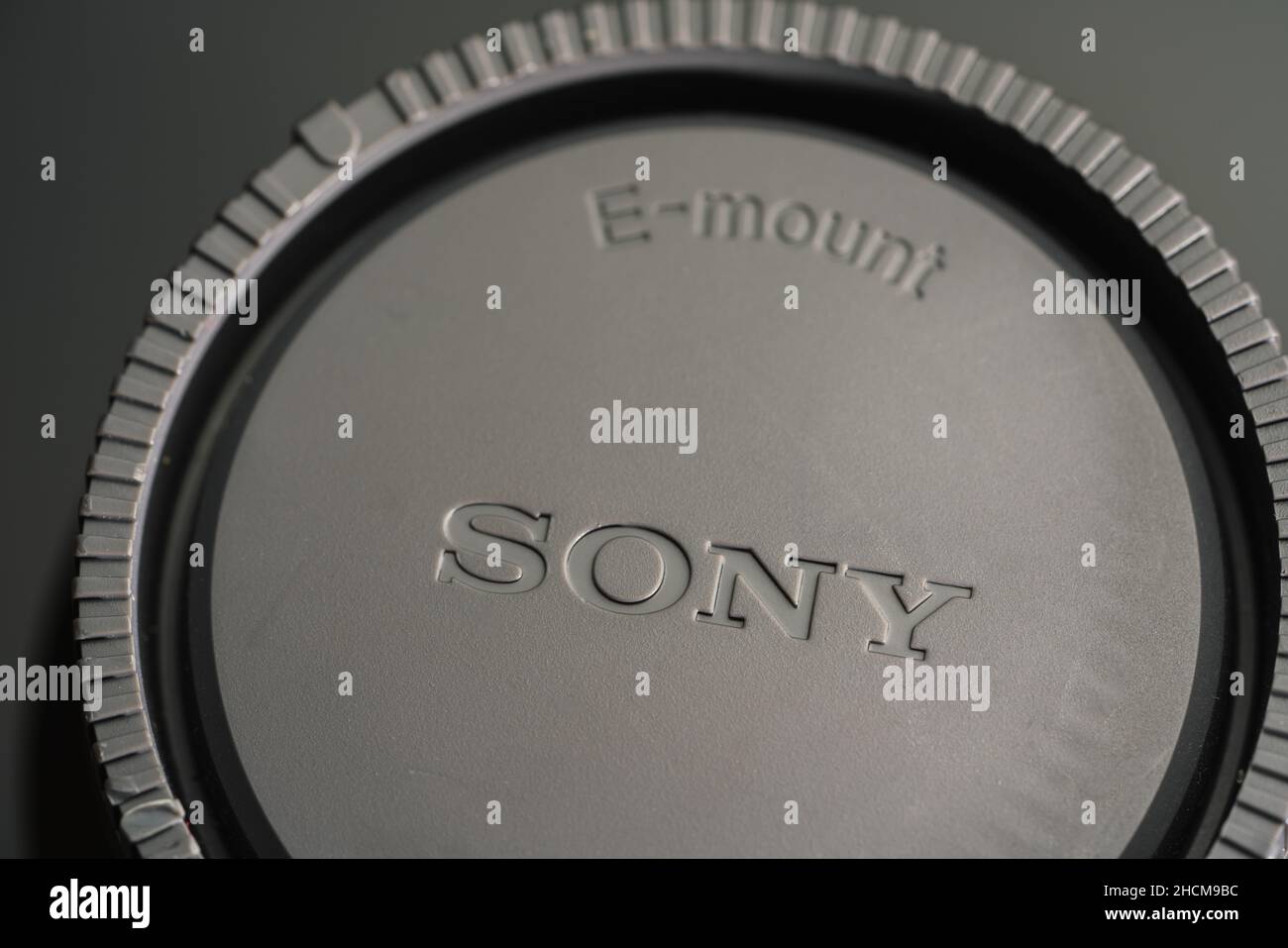 Sony Logo auf einer Objektivkappe. Sony ist ein japanisches multinationales Unternehmen, das elektronische Produkte herstellt. Der Hauptsitz befindet sich in Tokio, Japan. Stockfoto