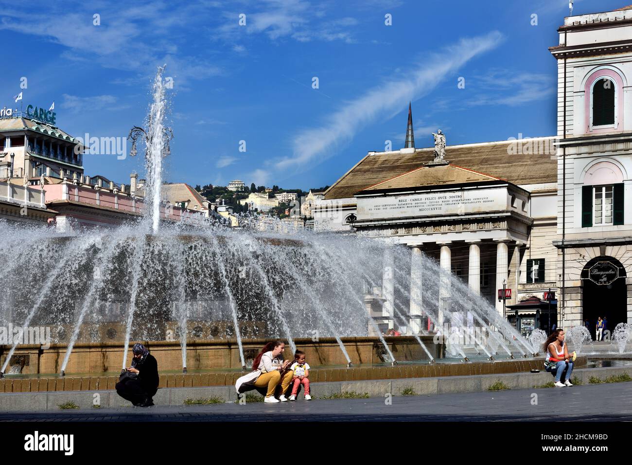 Der Piazza de Ferrari-Brunnen in Genua, berühmter Brunnen, der sich auf dem Hauptplatz von Genua befindet. Umgeben von schönen alten Gebäuden, Italien. Stockfoto