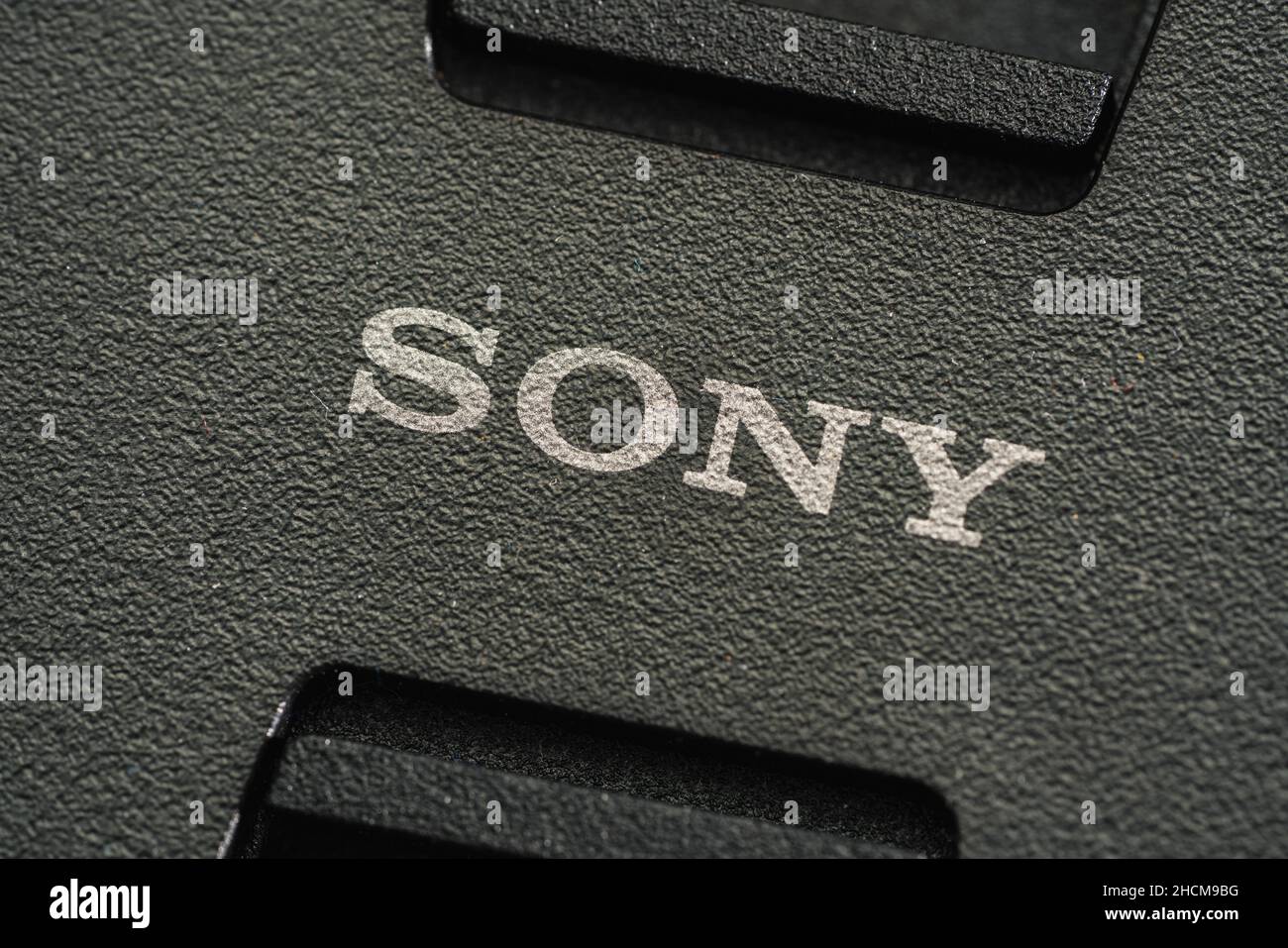 Sony Logo auf einer Objektivkappe. Sony ist ein japanisches multinationales Unternehmen, das elektronische Produkte herstellt. Der Hauptsitz befindet sich in Tokio, Japan. Stockfoto