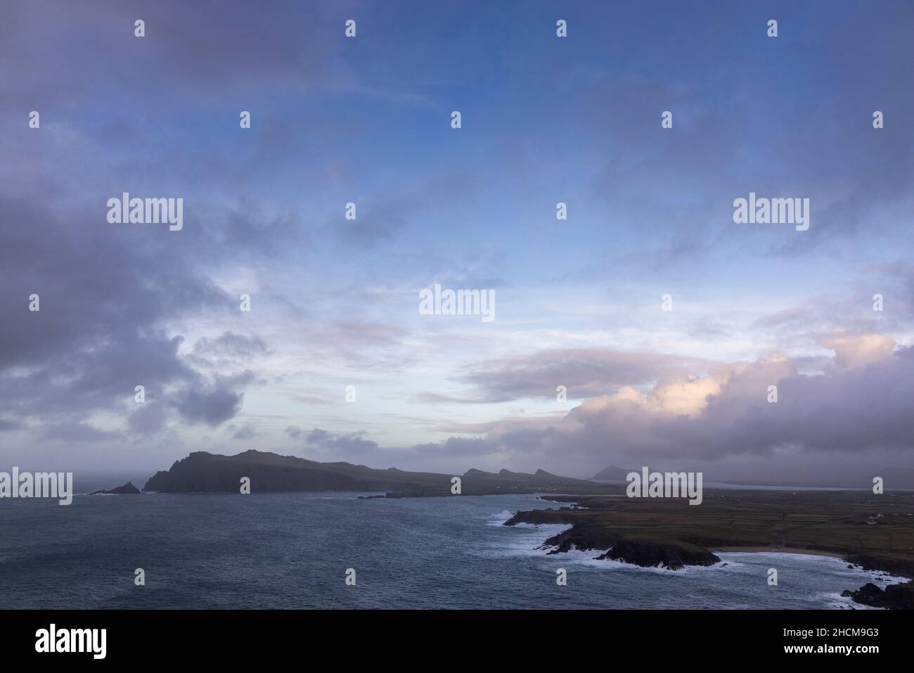 An Triúr Deirféar oder die drei Schwestern aus der Sicht von Clogher Head, Dingle Peninsula, County Kerry, Irland Stockfoto