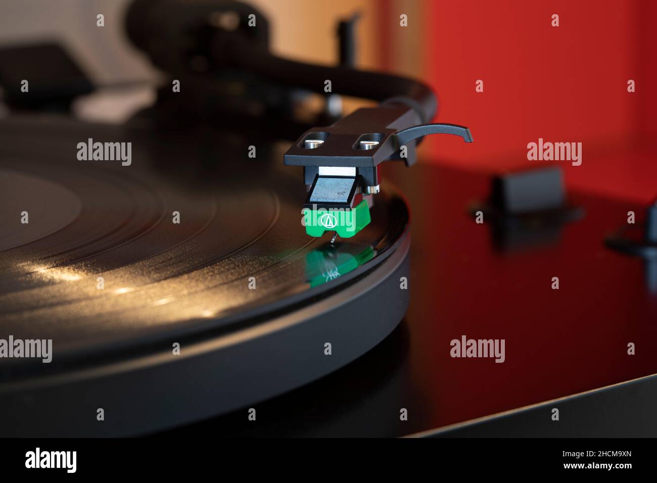 Eine Vinyl-LP auf einem Plattenspieler Stockfoto