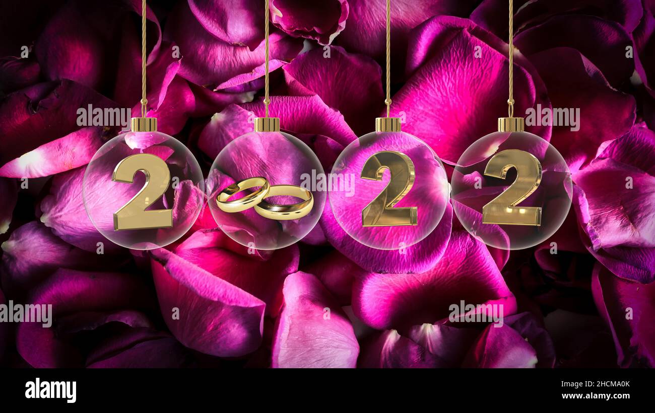 goldene Eheringe in durchsichtiger Glaskugel mit 2022 Ziffern und grungy violettem Rosenblatt Hintergrund Stockfoto