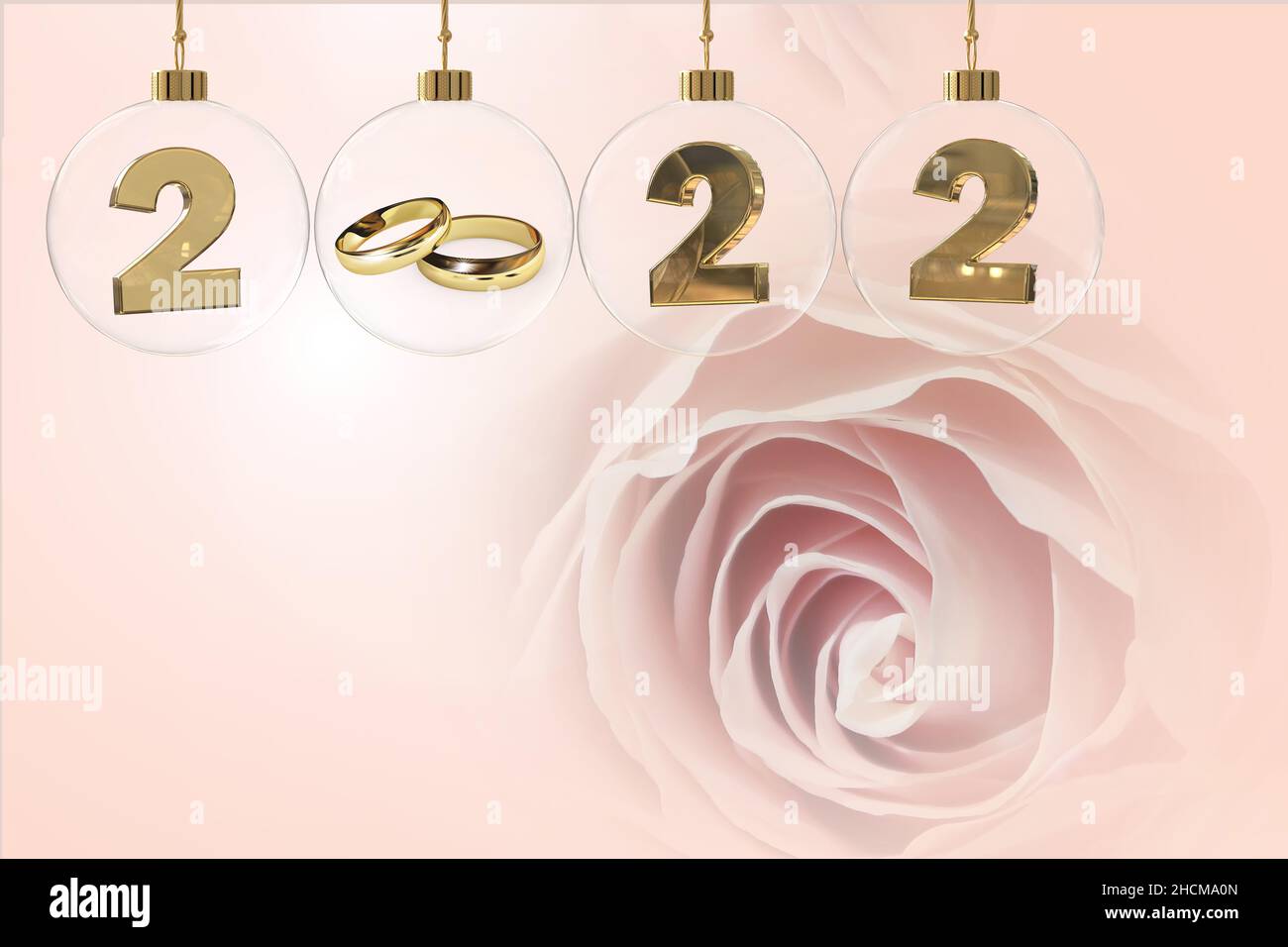goldene Eheringe in transparenter Glaskugel mit 2022 Ziffern und schönem rosa Hintergrund Stockfoto