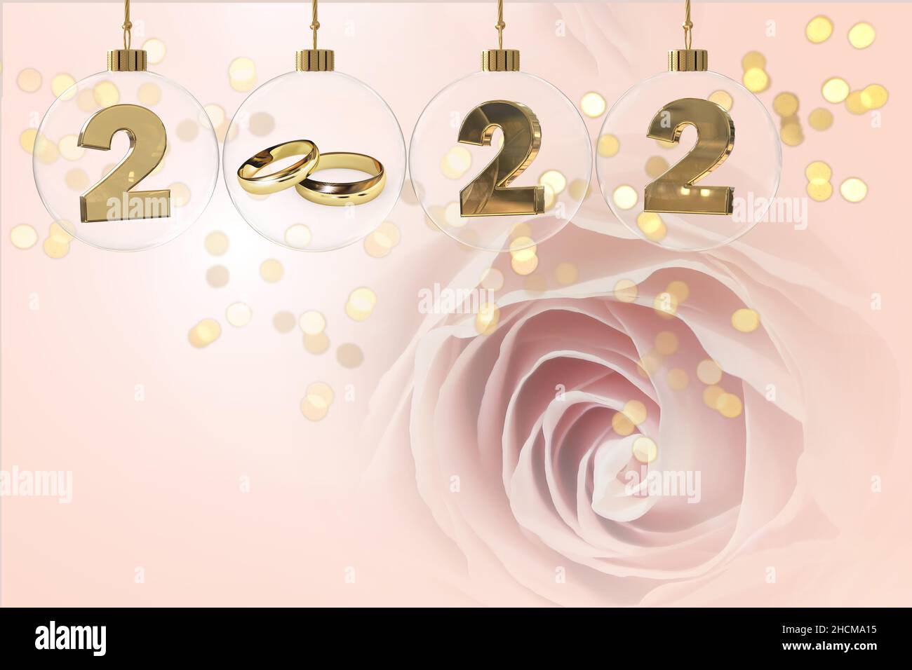 goldene Eheringe in durchsichtiger Glaskugel mit 2022 Ziffern goldenen Bokeh-Reflexen und romantischem Rosenhintergrund Stockfoto