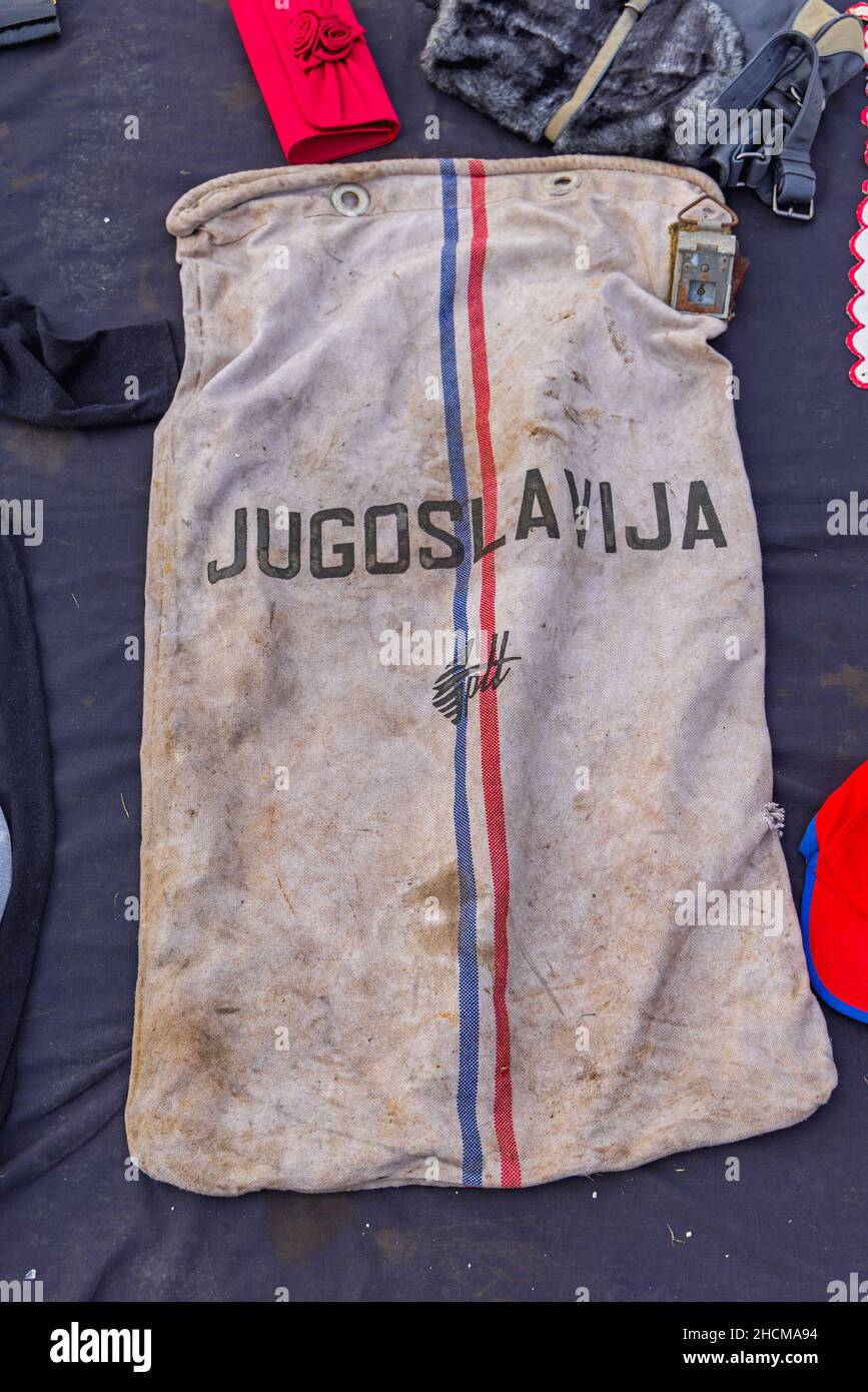 Belgrad, Serbien - 13. November 2021: Posttasche aus Ex-Jugoslawien PTT Jugoslawien zum Verkauf auf dem Flohmarkt. Stockfoto