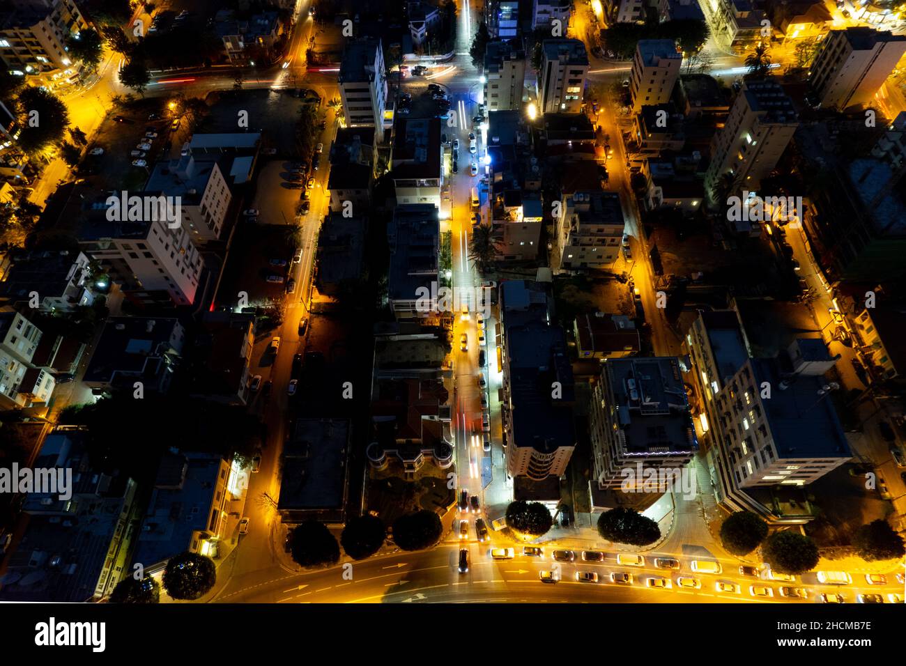 Luftdrohnenaufnahme des Stadtbildes von Nikosia in Zypern bei Nacht. Europäische Hauptstädte Stockfoto
