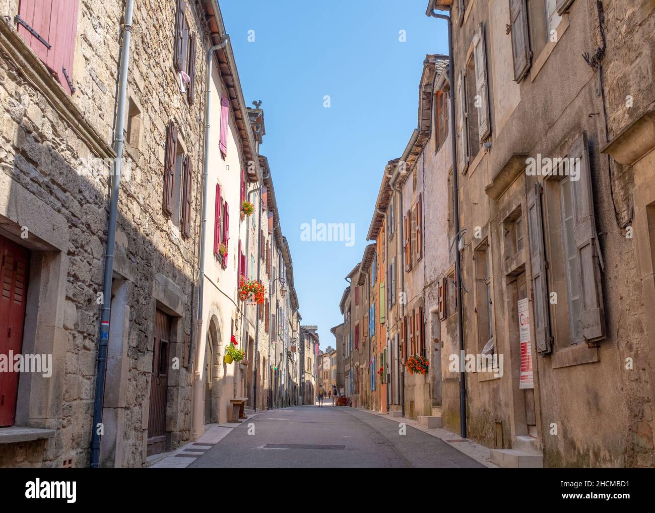 Barre-des-Cevennes, Frankreich - 14. August 2021: Blick auf die Hauptstraße einer kleinen südfranzösischen Stadt in den Cevennes, aufgenommen in einem sonnigen Sommer Stockfoto