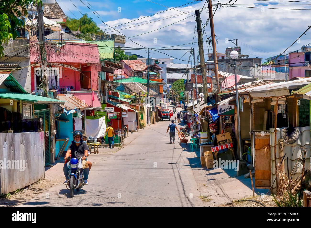 Sabang Village, Puerto Galera, Philippinen - 4. Mai 2021: Blick auf die nicht überlaufene Marktstraße in einer kleinen Resort-Gemeinde auf der Insel Mindoro. Stockfoto