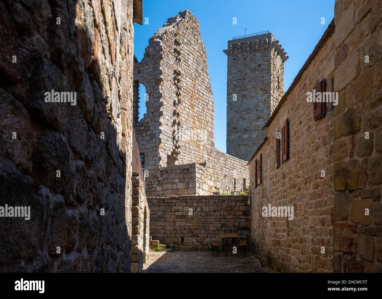 Überreste einer alten Burg im historischen Dorf La Garde-Guérin (Südfrankreich), aufgenommen an einem sonnigen Sommernachmittag ohne Menschen Stockfoto