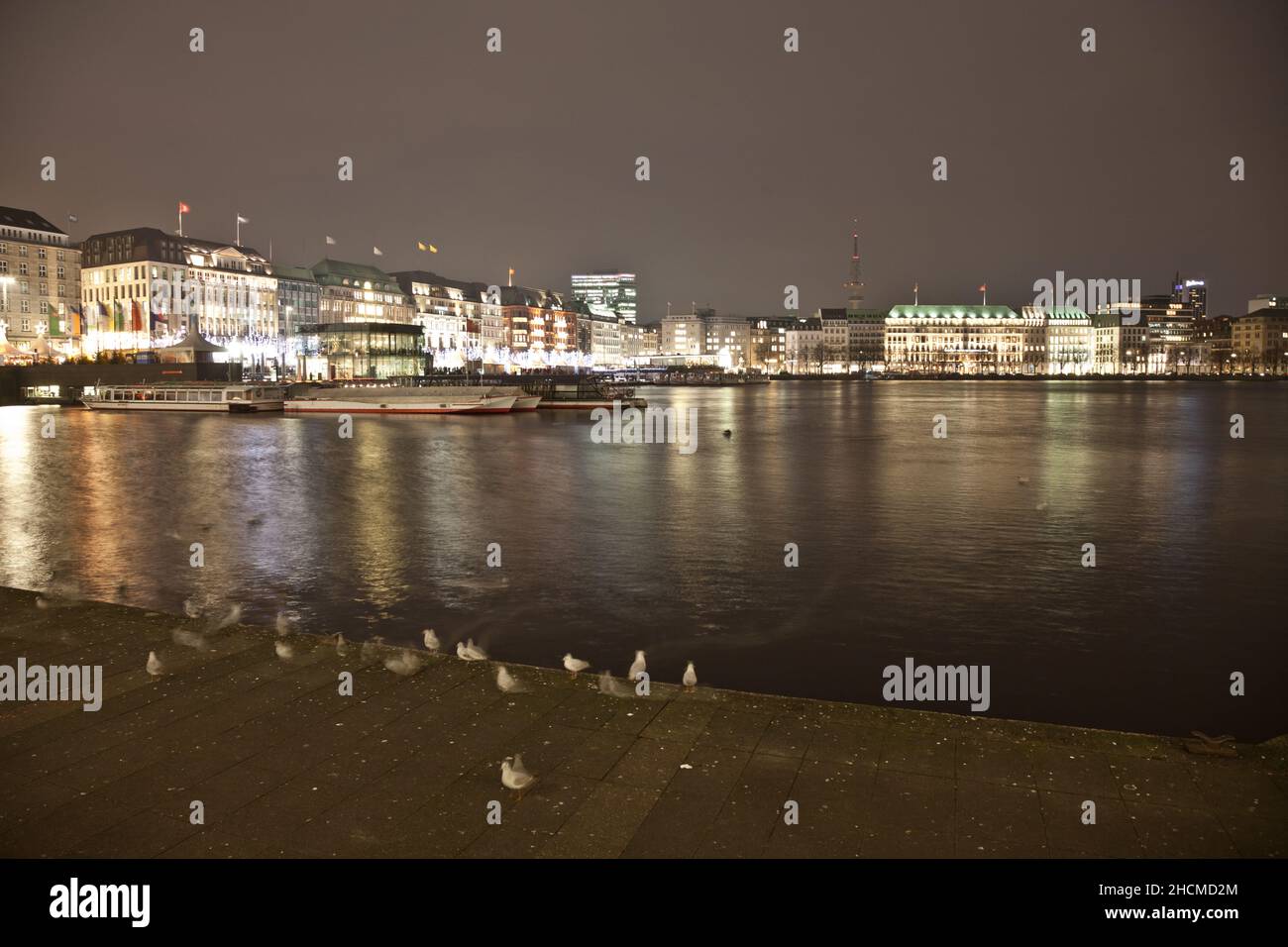 Berühmte Hafenstadt der Alster in Deutschland bei Nacht Stockfoto