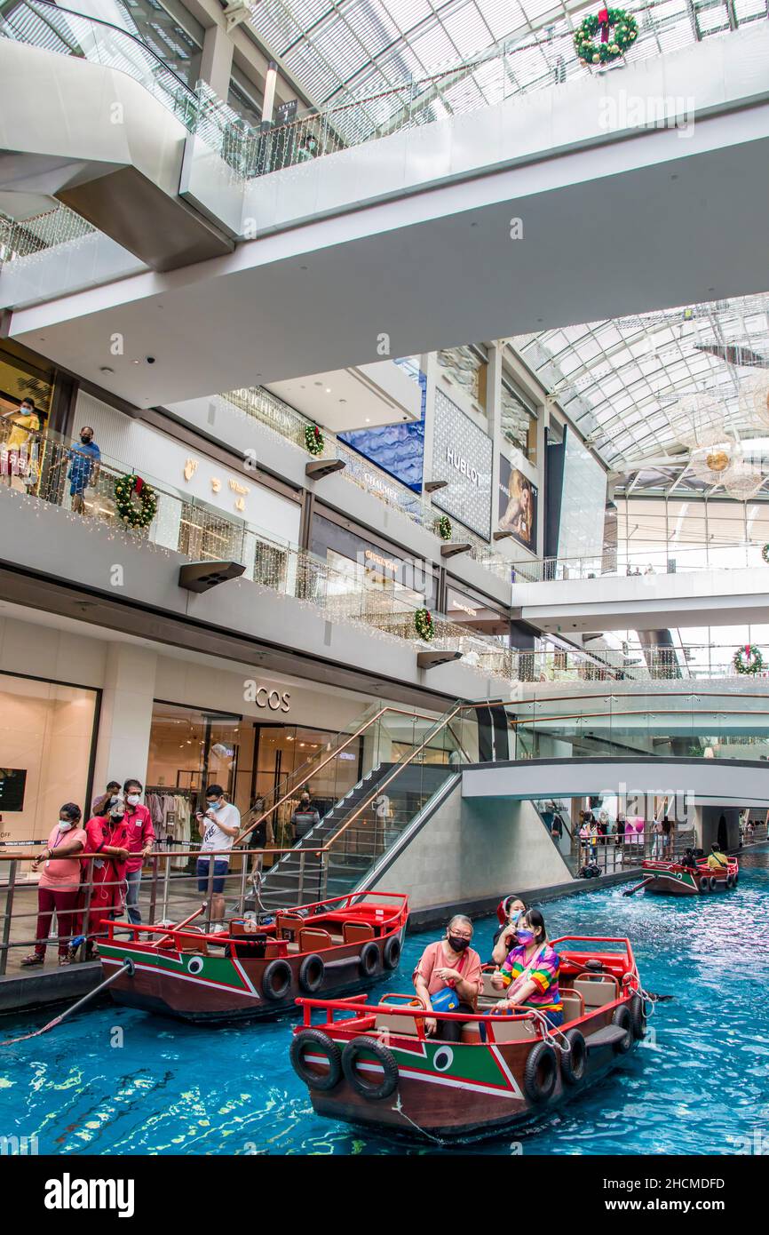 Singapur 19th Dez 2021: Die Touristen genießen SAMPAN-Fahrten im Einkaufszentrum Marina Bay Sands. Stockfoto